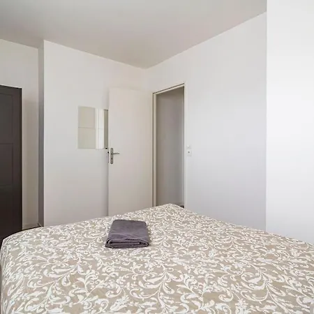 4 Emile Zola Apartmán *